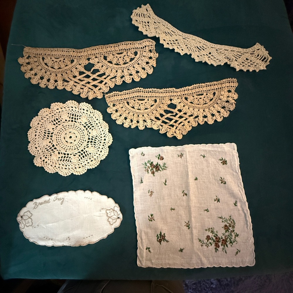 Vintage‎ Embroidered Linen Bread Tray Handkerchief Set Doily Lace Trim